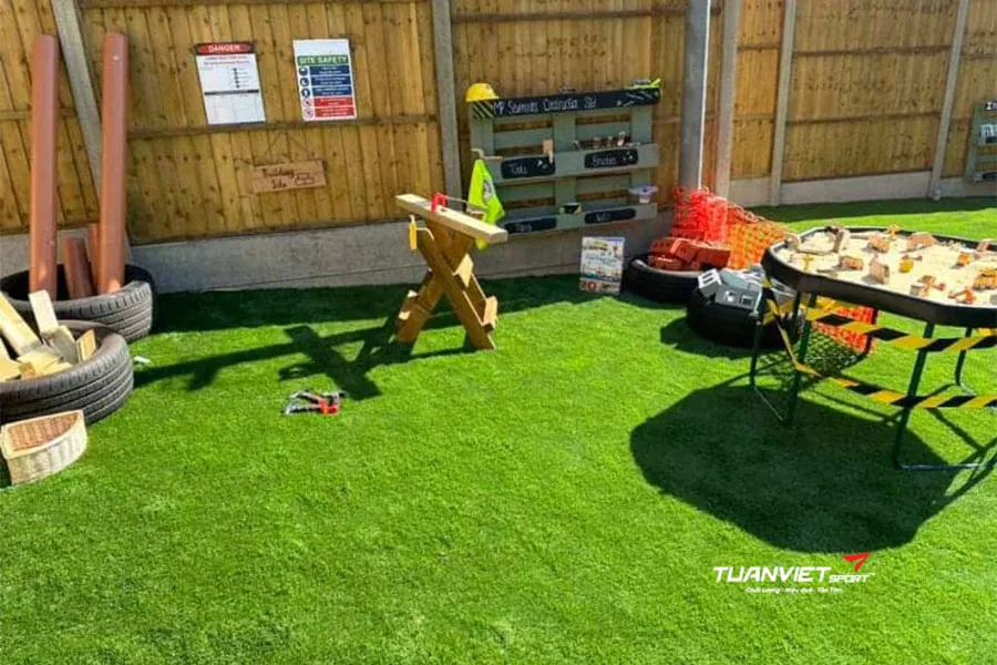 8 mẹo trang tr&iacute; s&acirc;n vườn ng&agrave;y Tết đẹp lung linh với cỏ nh&acirc;n tạo