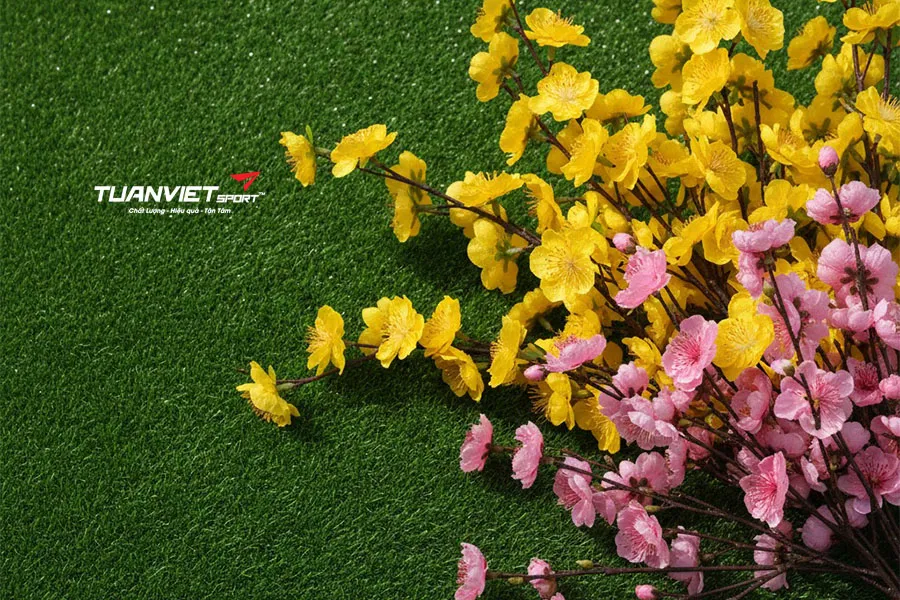 8 mẹo trang tr&iacute; s&acirc;n vườn ng&agrave;y Tết đẹp lung linh với cỏ nh&acirc;n tạo