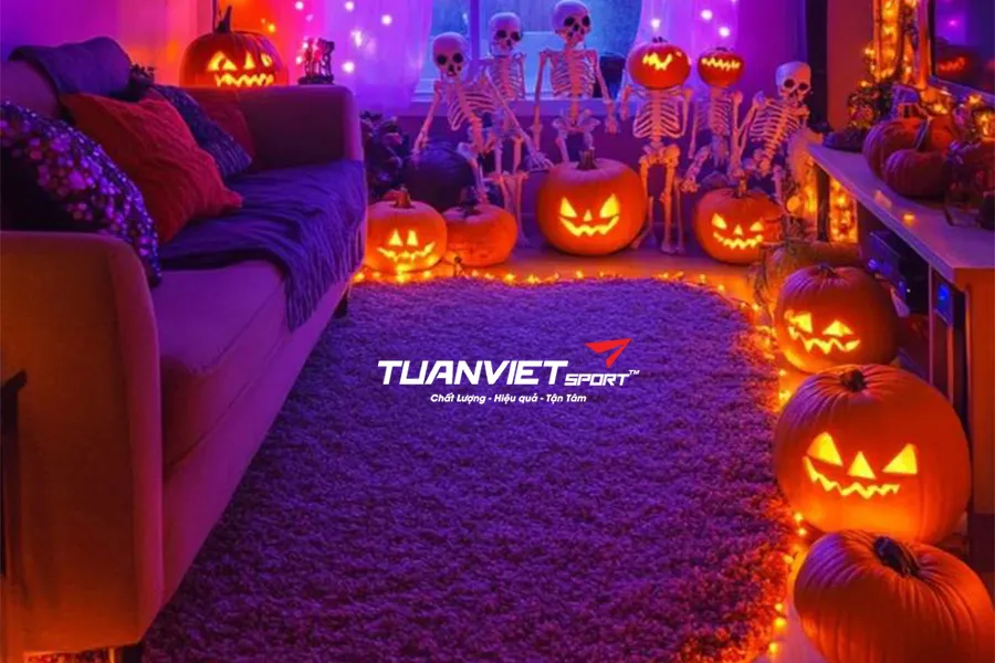 Biến h&oacute;a ph&ograve;ng kh&aacute;ch Halloween độc đ&aacute;o với cỏ nh&acirc;n tạo trang tr&iacute; trong nh&agrave;