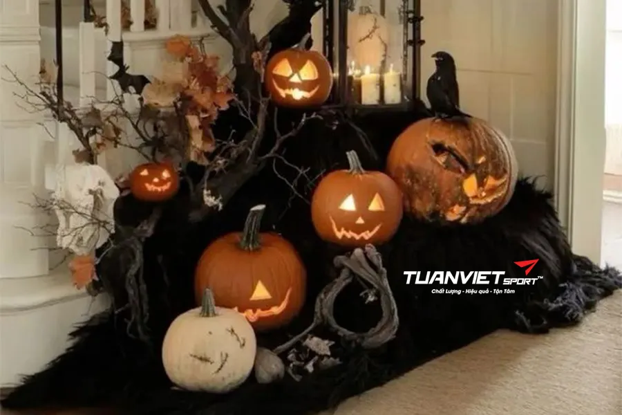 Biến h&oacute;a ph&ograve;ng kh&aacute;ch Halloween độc đ&aacute;o với cỏ nh&acirc;n tạo trang tr&iacute; trong nh&agrave;