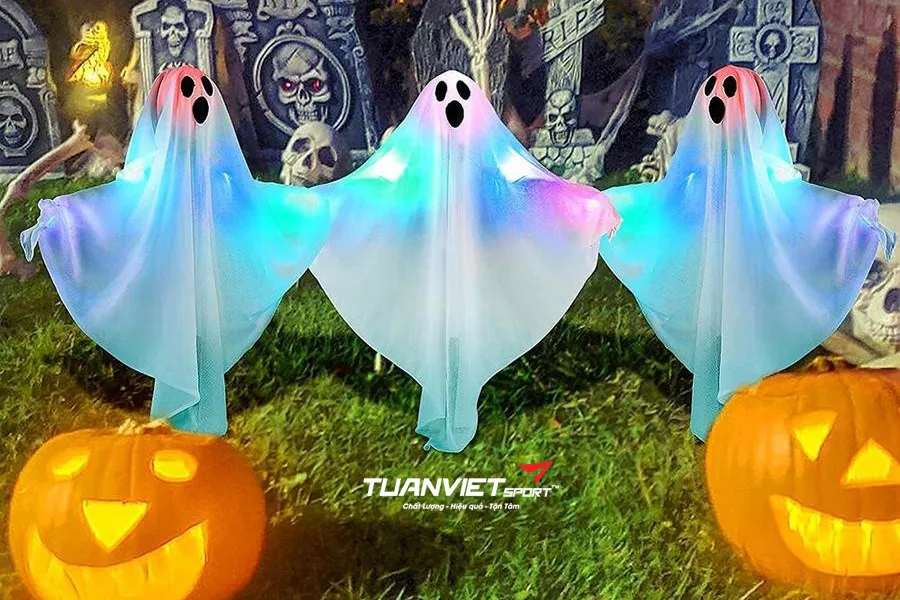 Biến khu vườn Halloween th&ecirc;m huyền b&iacute; với cỏ nh&acirc;n tạo ph&aacute;t s&aacute;ng v&agrave; đ&egrave;n cảm biến