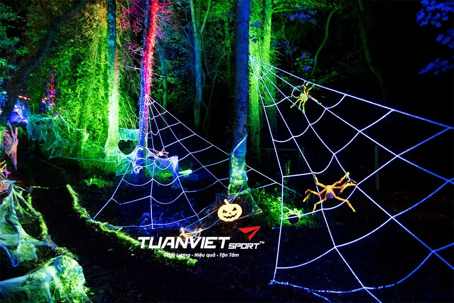 Biến khu vườn Halloween th&ecirc;m huyền b&iacute; với cỏ nh&acirc;n tạo ph&aacute;t s&aacute;ng v&agrave; đ&egrave;n cảm biến