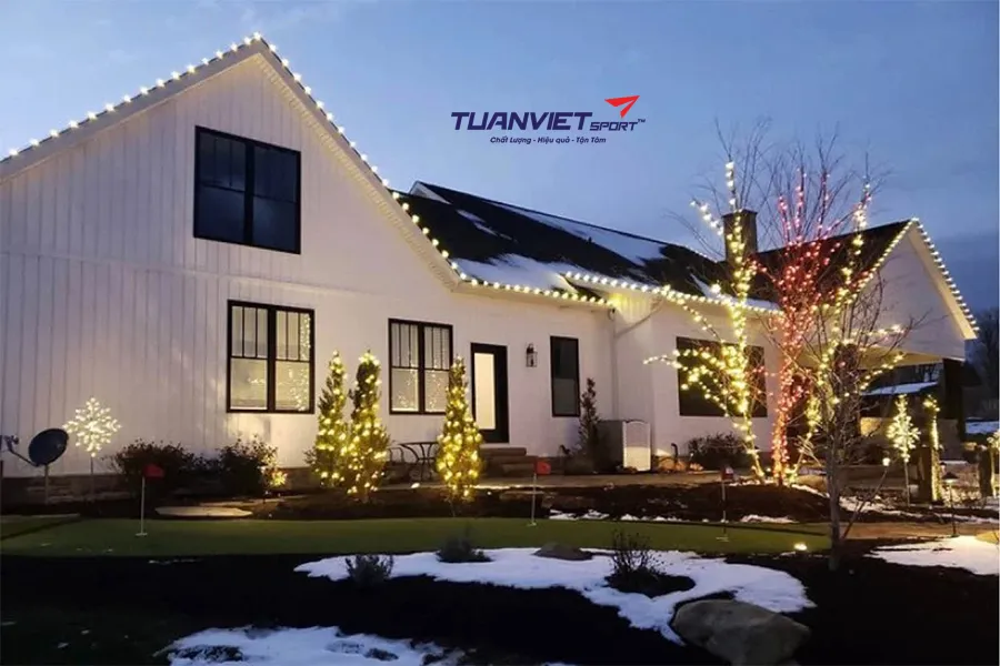 Biến lối đi sân vườn thành điểm nhấn Noel với thảm cỏ nhân tạo trang trí