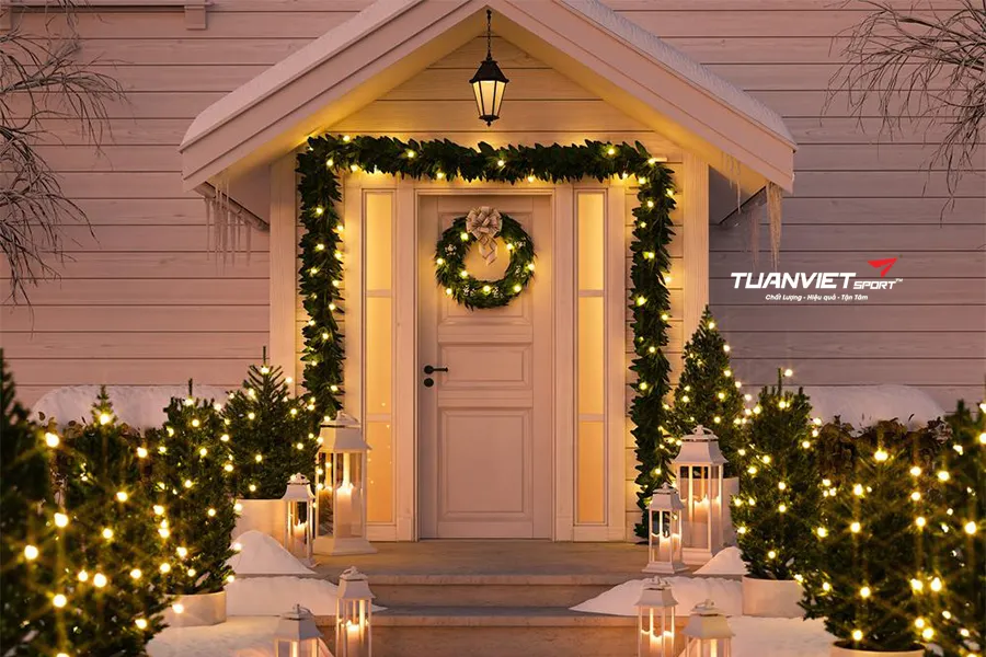 Biến lối đi sân vườn thành điểm nhấn Noel với thảm cỏ nhân tạo trang trí