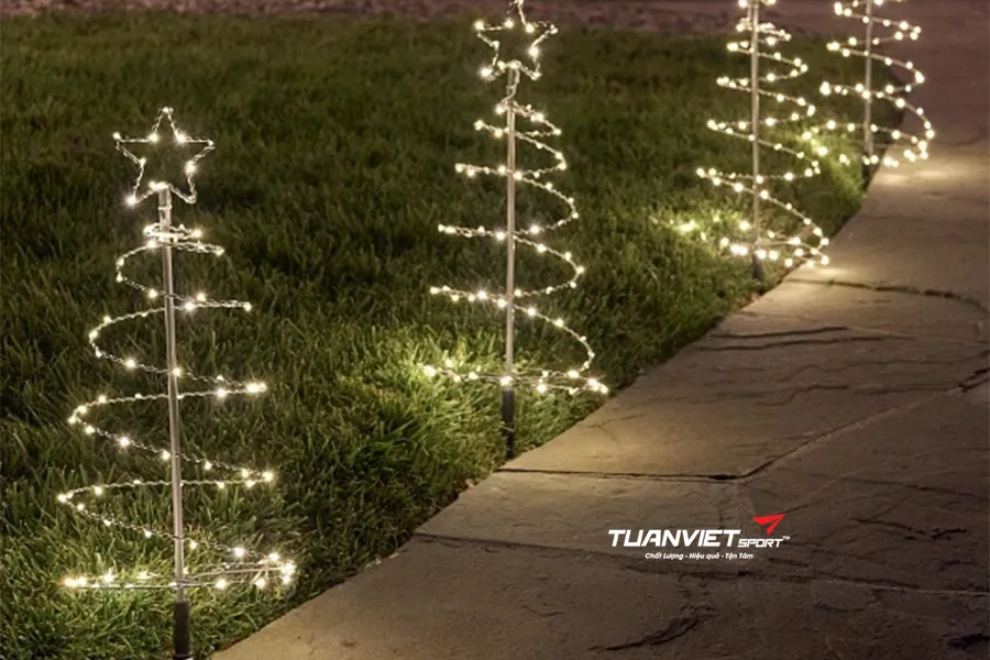 Biến lối đi sân vườn thành điểm nhấn Noel với thảm cỏ nhân tạo trang trí