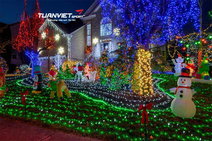 Biến sân vườn thành “đêm sao” lấp lánh với ánh sáng Noel trên nền cỏ nhân tạo