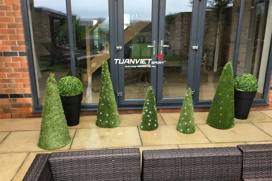 Cách cắt tạo hình cỏ nhân tạo Noel đơn giản mà đẹp mắt