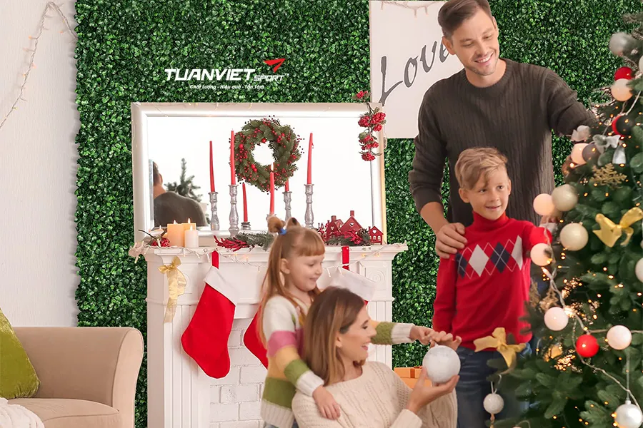C&aacute;ch thiết kế tường cỏ Noel trong nh&agrave; v&agrave; ngo&agrave;i trời bằng cỏ nh&acirc;n tạo đẹp tự nhi&ecirc;n