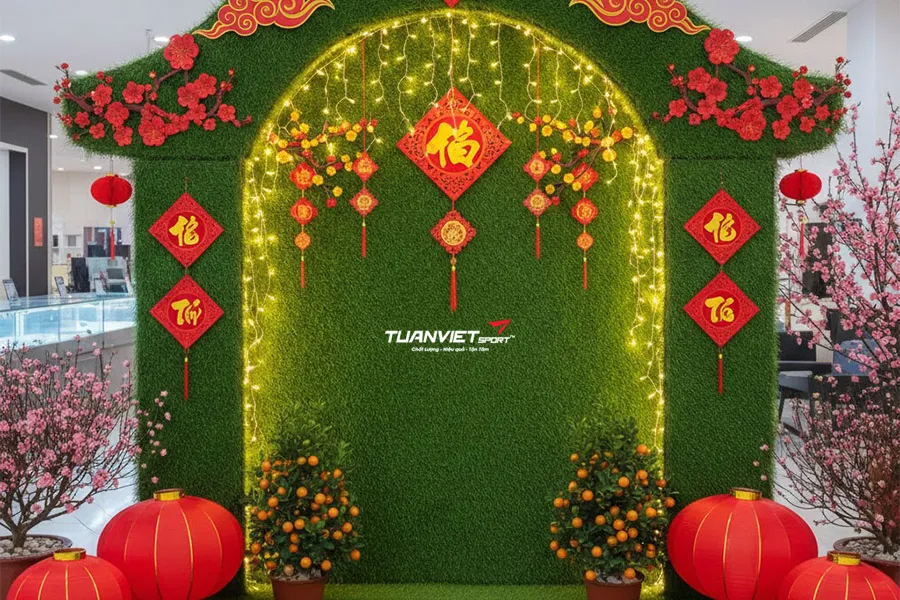 Cỏ nhân tạo backdrop Tết: Ý tưởng trang trí đơn giản nhưng ấn tượng