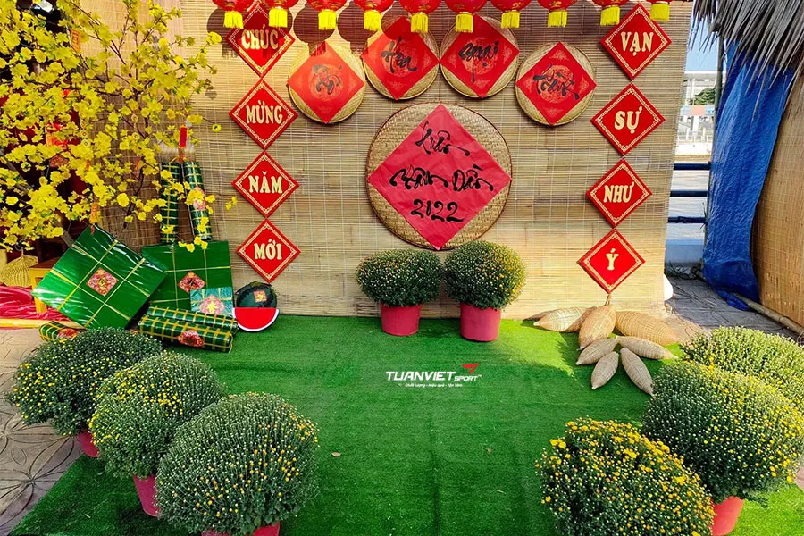 Cỏ nh&acirc;n tạo trang tr&iacute; Tết: &Yacute; tưởng decor từ s&acirc;n vườn đến kh&ocirc;ng gian trong nh&agrave;