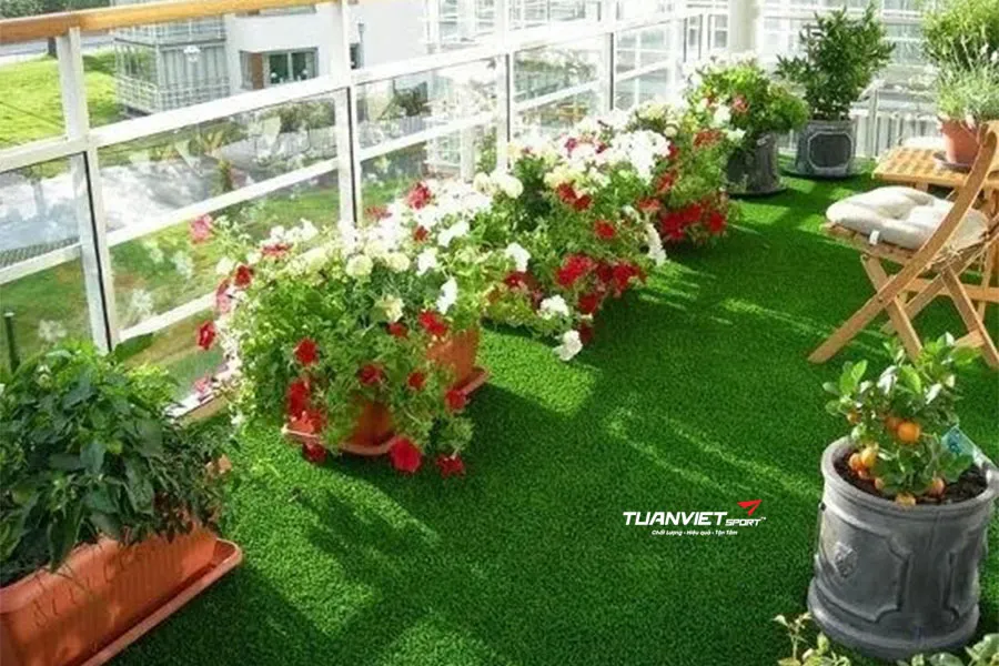 Cỏ nh&acirc;n tạo trang tr&iacute; Tết: &Yacute; tưởng decor từ s&acirc;n vườn đến kh&ocirc;ng gian trong nh&agrave;