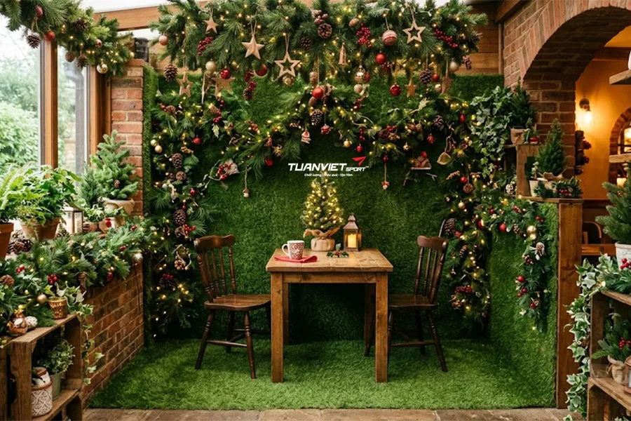 Decor quán cafe Noel phong cách xanh: Biến tấu không gian với cỏ nhân tạo trang trí