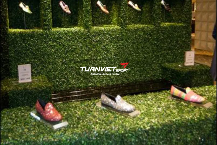 Gợi &yacute; trang tr&iacute; showroom v&agrave; cửa h&agrave;ng dịp Gi&aacute;ng sinh bằng cỏ nh&acirc;n tạo