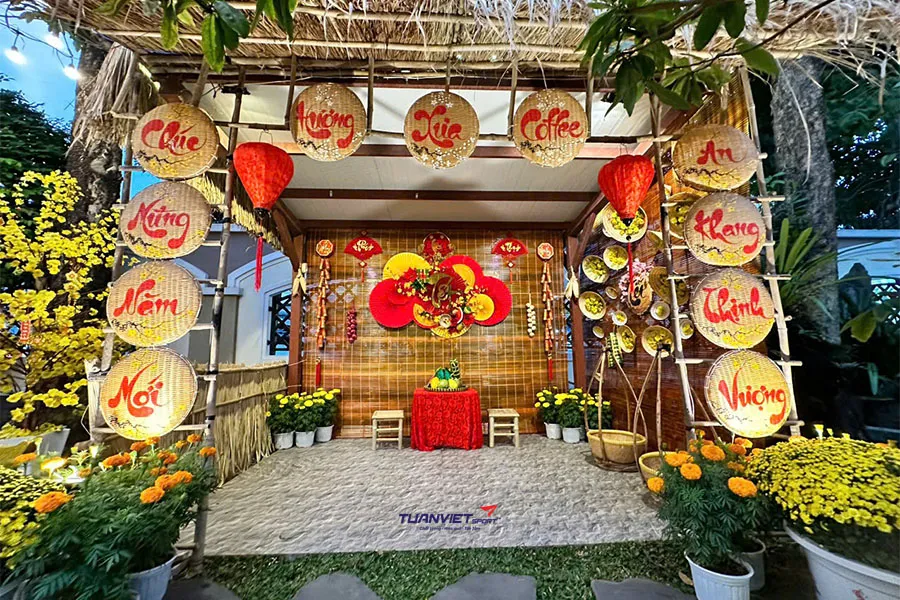 Gợi &yacute; trang tr&iacute; Tết 2026 bằng cỏ nh&acirc;n tạo theo phong c&aacute;ch cổ truyền v&agrave; hiện đại