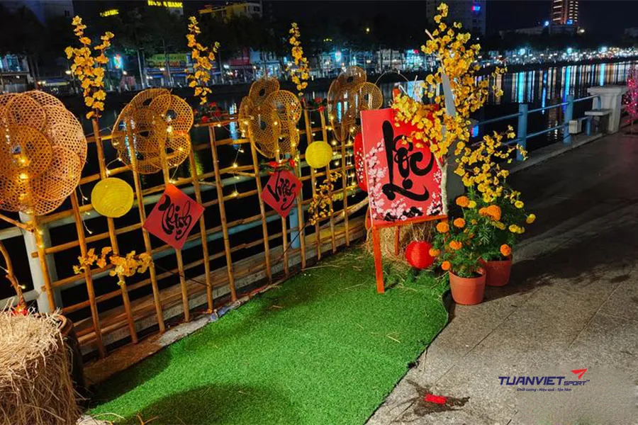 Gợi &yacute; trang tr&iacute; tiểu cảnh s&acirc;n vườn ng&agrave;y Tết bằng cỏ nh&acirc;n tạo đẹp, dễ l&agrave;m