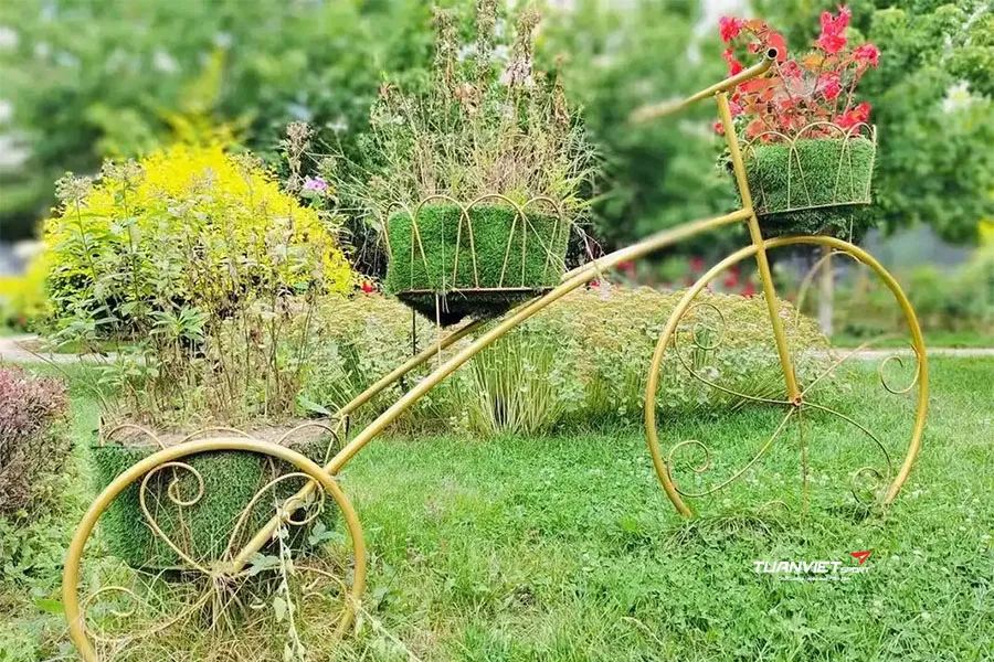 Gợi &yacute; trang tr&iacute; tiểu cảnh s&acirc;n vườn ng&agrave;y Tết bằng cỏ nh&acirc;n tạo đẹp, dễ l&agrave;m