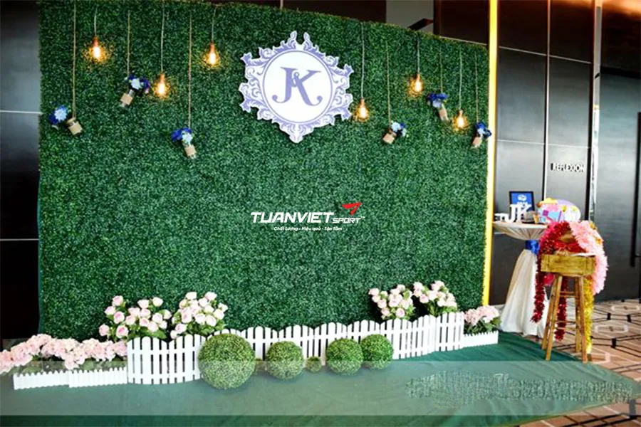 Hướng dẫn trang tr&iacute; s&acirc;n khấu Noel bằng cỏ nh&acirc;n tạo chuy&ecirc;n nghiệp v&agrave; thẩm mỹ