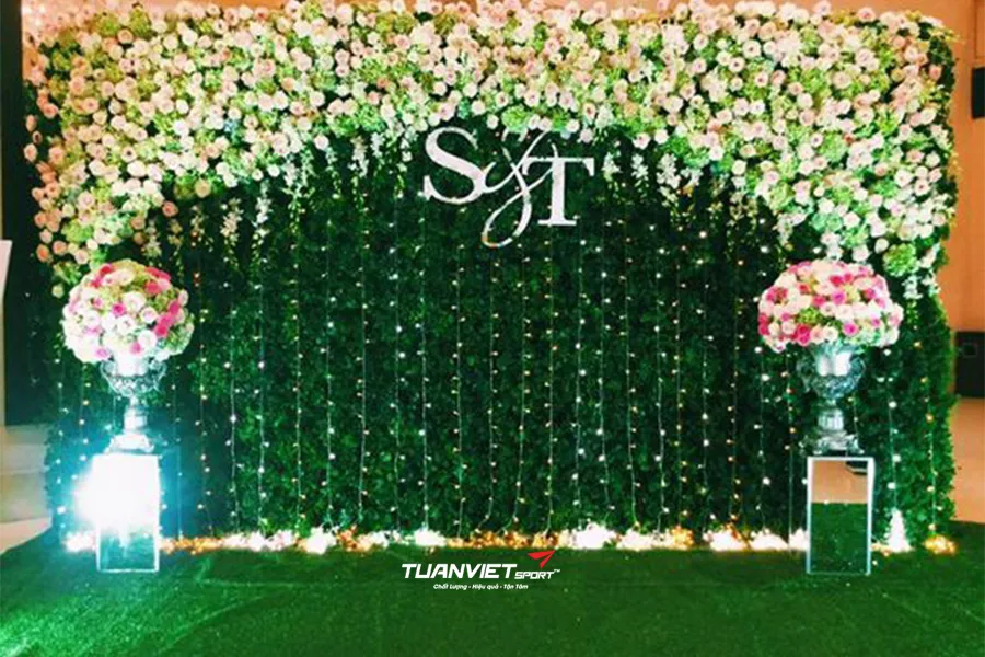 Hướng dẫn trang tr&iacute; s&acirc;n khấu Noel bằng cỏ nh&acirc;n tạo chuy&ecirc;n nghiệp v&agrave; thẩm mỹ