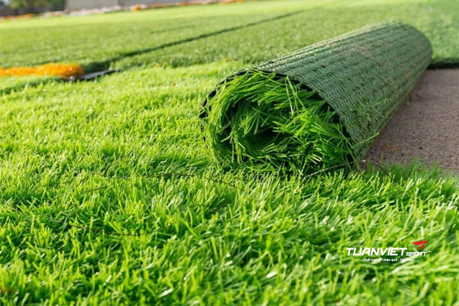 Kinh nghiệm chọn cỏ nh&acirc;n tạo cho s&acirc;n vườn trang tr&iacute; Tết bền đẹp, tiết kiệm