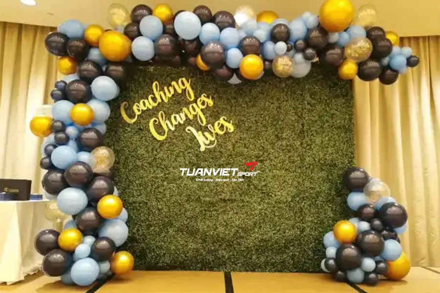 Thi c&ocirc;ng backdrop cỏ nh&acirc;n tạo cho tiệc cuối năm: Gợi &yacute; &yacute; tưởng v&agrave; c&aacute;ch bảo dưỡng hiệu quả