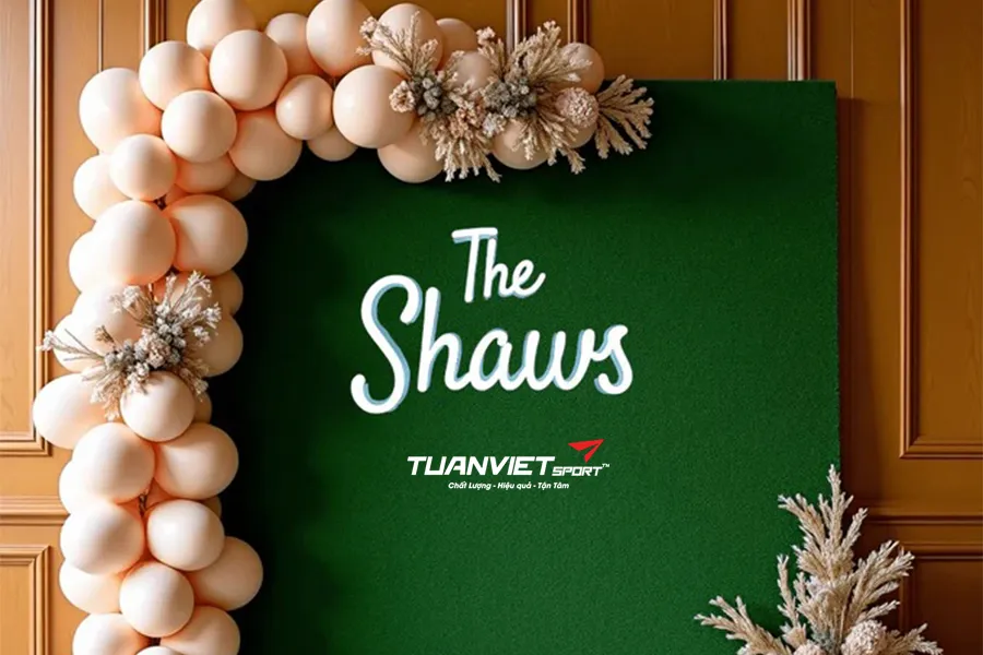 Thi c&ocirc;ng backdrop cỏ nh&acirc;n tạo cho tiệc cuối năm: Gợi &yacute; &yacute; tưởng v&agrave; c&aacute;ch bảo dưỡng hiệu quả