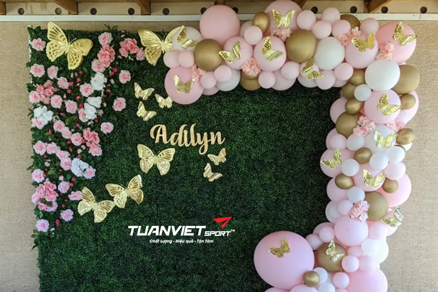 Thi c&ocirc;ng backdrop cỏ nh&acirc;n tạo cho tiệc cuối năm: Gợi &yacute; &yacute; tưởng v&agrave; c&aacute;ch bảo dưỡng hiệu quả