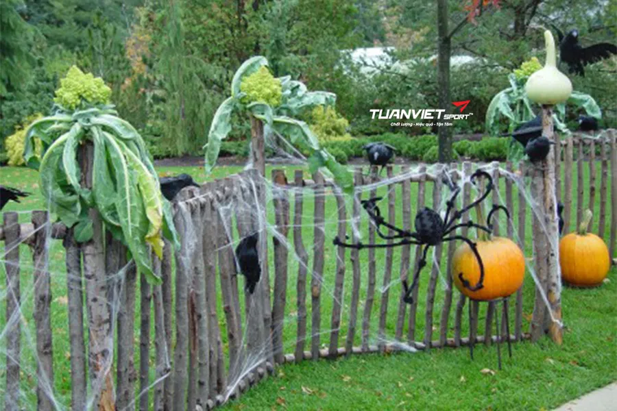Thiết kế cổng ch&agrave;o Halloween bằng cỏ nh&acirc;n tạo