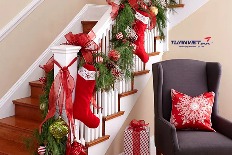 Trang tr&iacute; cầu thang v&agrave; tay vịn m&ugrave;a Noel bằng cỏ nh&acirc;n tạo