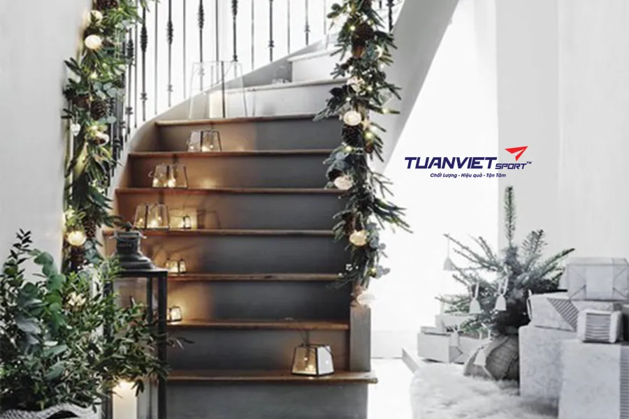 Trang tr&iacute; cầu thang v&agrave; tay vịn m&ugrave;a Noel bằng cỏ nh&acirc;n tạo