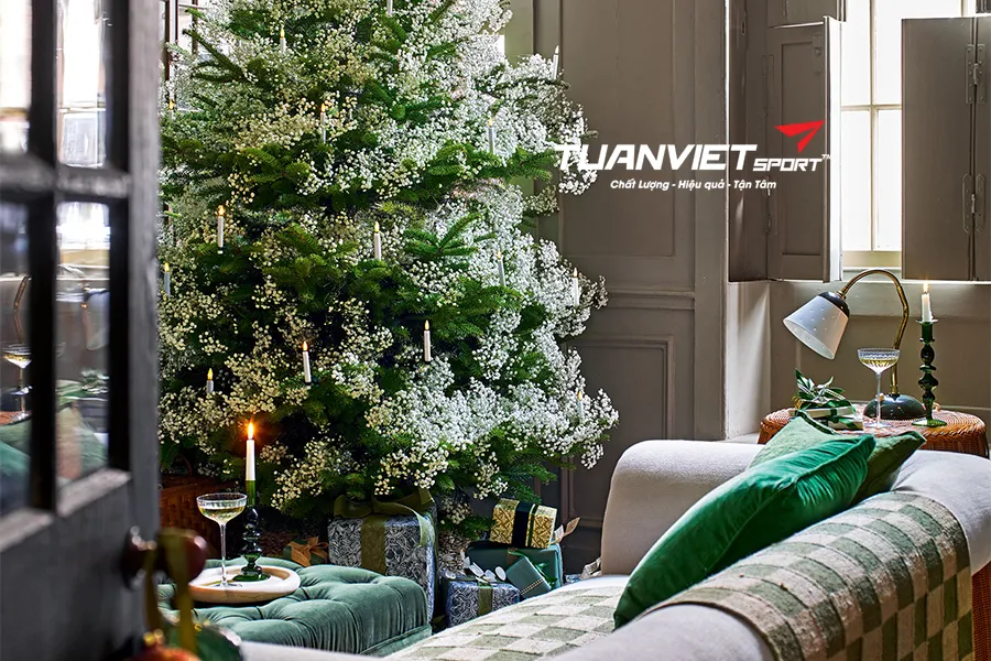 Trang trí góc Noel nhỏ gọn trong căn hộ với cỏ nhân tạo – đơn giản mà ấm áp