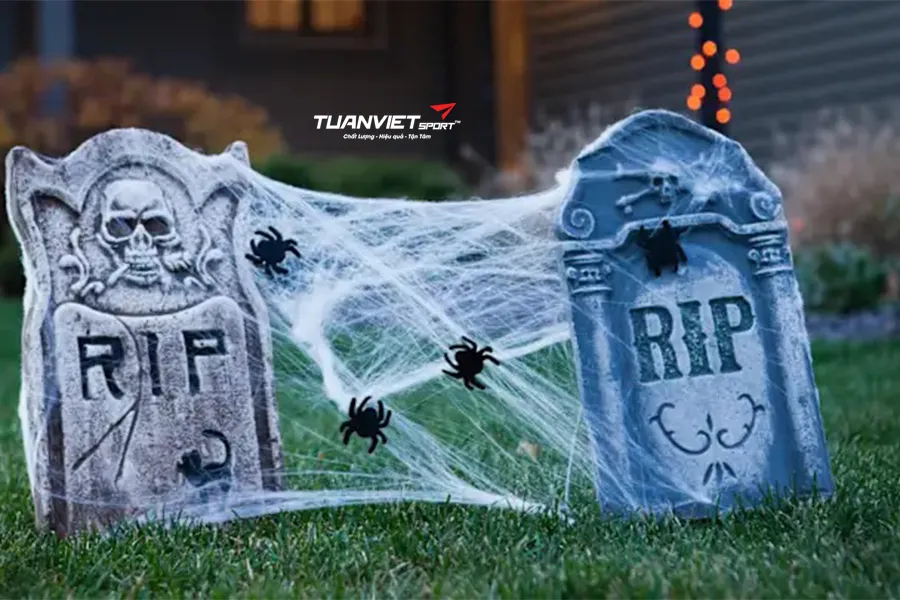 Trang tr&iacute; Halloween ấn tượng với cỏ nh&acirc;n tạo, đầu l&acirc;u giả v&agrave; phụ kiện ma mị