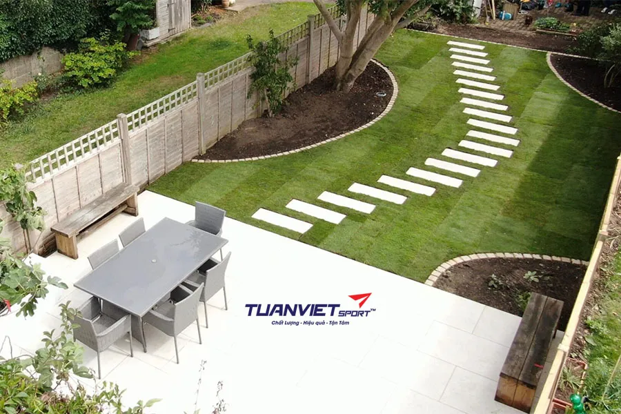 Trang trí lối đi và khu vườn bằng cỏ nhân tạo để đón mùa lễ hội rực rỡ