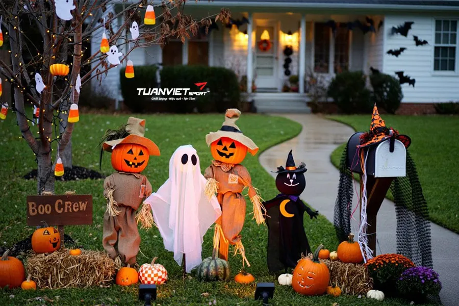 Trang tr&iacute; lối đi v&agrave; s&acirc;n vườn Halloween ấn tượng với cỏ nh&acirc;n tạo ngo&agrave;i trời