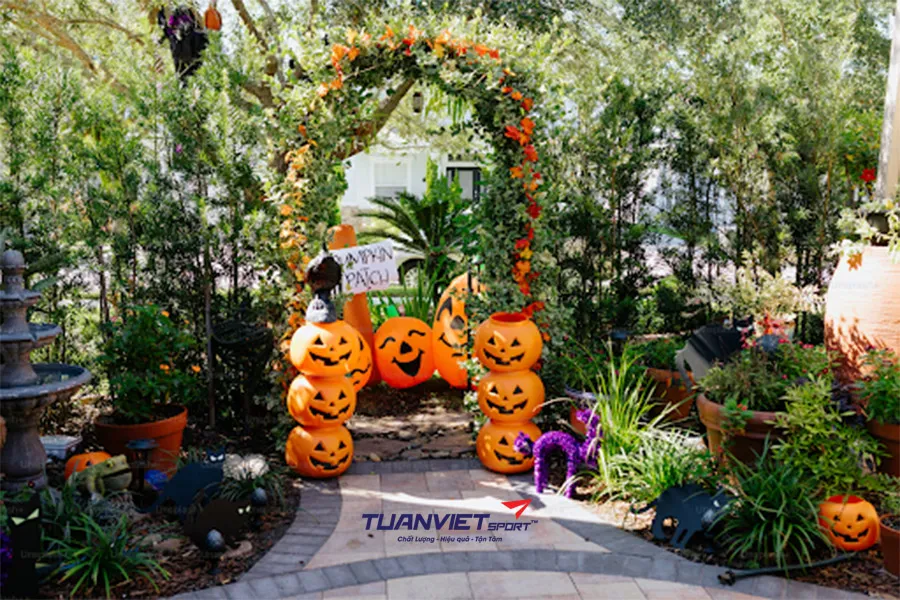 Trang tr&iacute; lối đi v&agrave; s&acirc;n vườn Halloween ấn tượng với cỏ nh&acirc;n tạo ngo&agrave;i trời