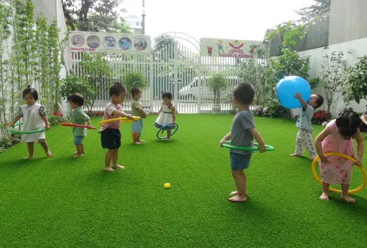 Sân chơi cỏ nhân tạo rất an toàn cho trẻ