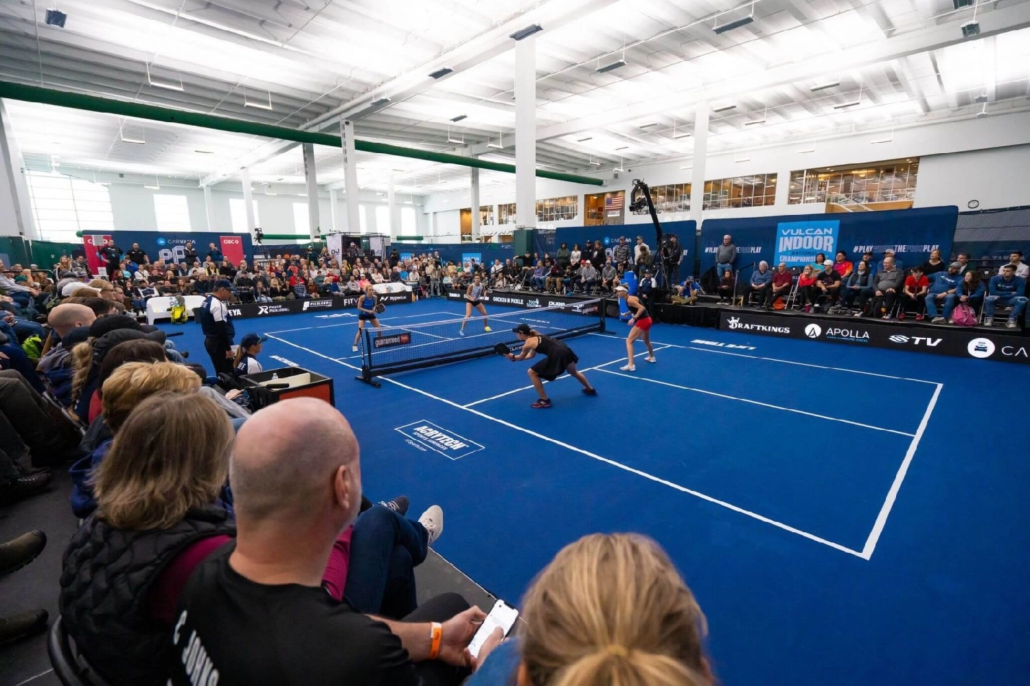 Khi thi đấu tr&ecirc;n s&acirc;n pickleball trong nh&agrave;