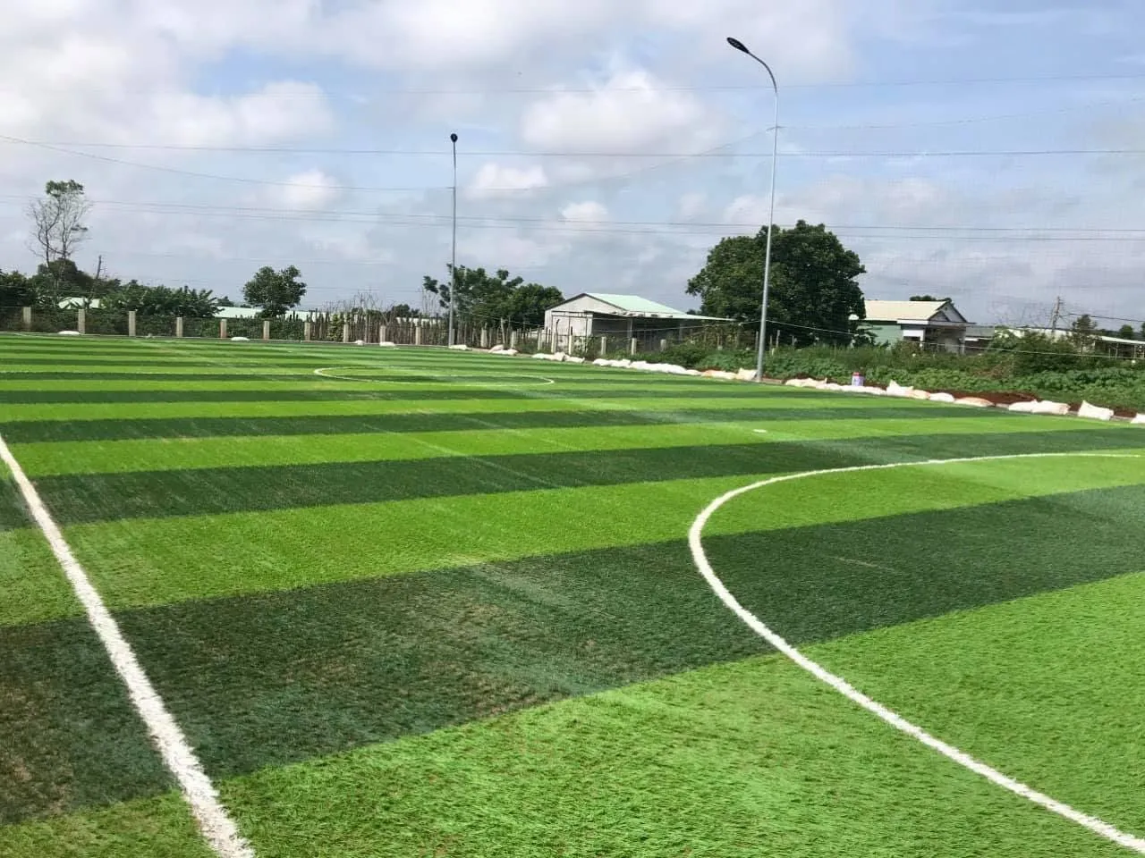 Thi công sân bóng cỏ nhân tạo