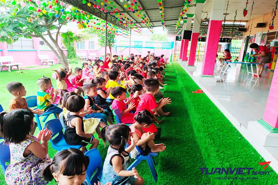 Ứng dụng của thảm cỏ nhân tạo sân vườn trong trường học – Giải pháp an toàn và tiện lợi