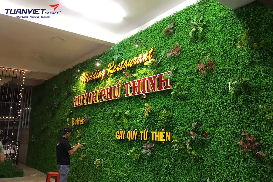 Gợi ý các mẫu thiết kế sân vườn đẹp với cỏ nhân tạo 