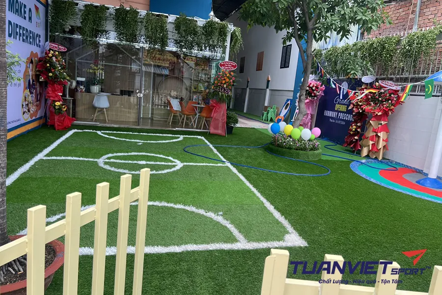 Gợi ý các mẫu thiết kế sân vườn đẹp với cỏ nhân tạo 