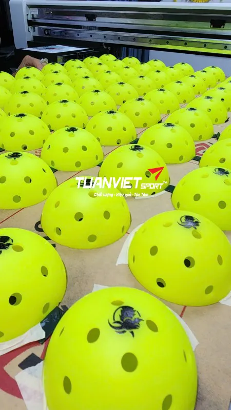 Thiết Kế & In Logo L&ecirc;n B&oacute;ng Pickleball Thi Đấu Miễn Ph&iacute;  Tuấn Việt Sport In Nhanh, Gi&aacute; Chỉ Từ 15000đ/quả