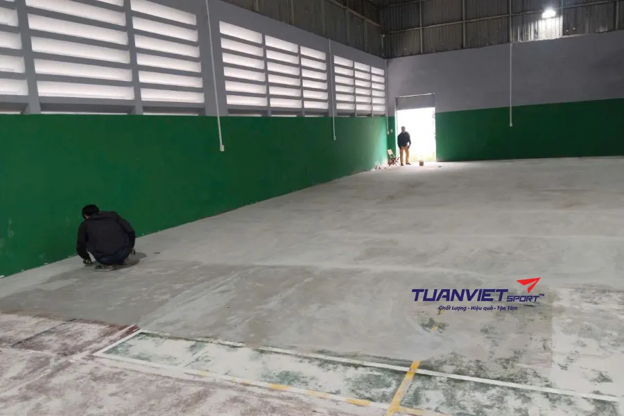 Xử lý nền sân pickleball trước khi thi công sơn Hawker