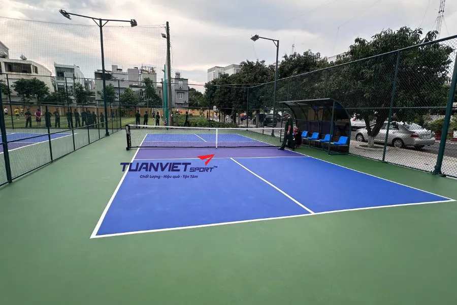 Bề mặt s&acirc;n pickleball ho&agrave;n thiện bằng sơn Hawker