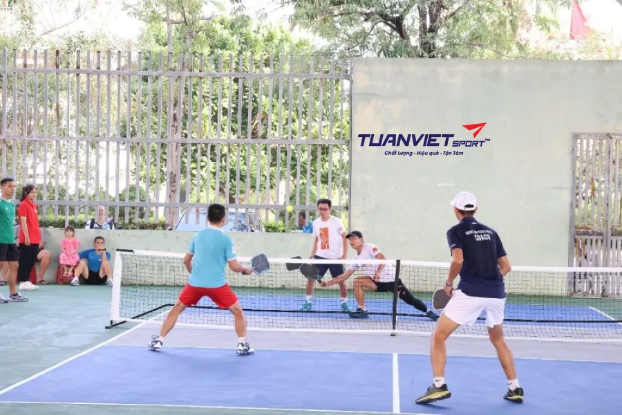S&acirc;n pickleball ho&agrave;n thiện bằng sơn Hawker bởi Tuấn Việt Sport