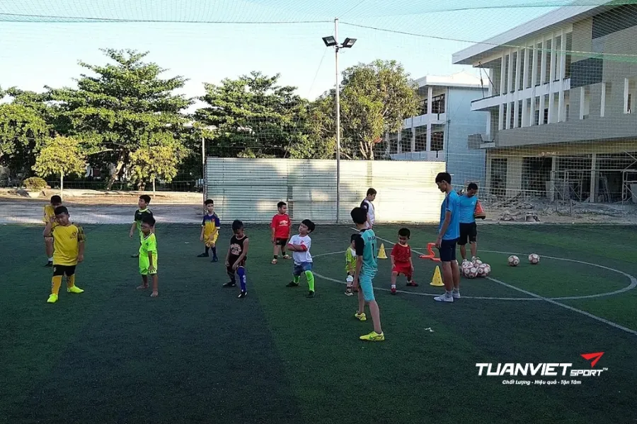 Sân bóng đá Trường Cao Đẳng Thương Mại - Sân bóng đá Quận Thanh Khê Đà Nẵng