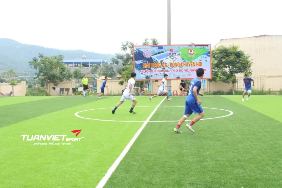 S&acirc;n b&oacute;ng đ&aacute; cỏ nh&acirc;n tạo phường B&igrave;nh Minh