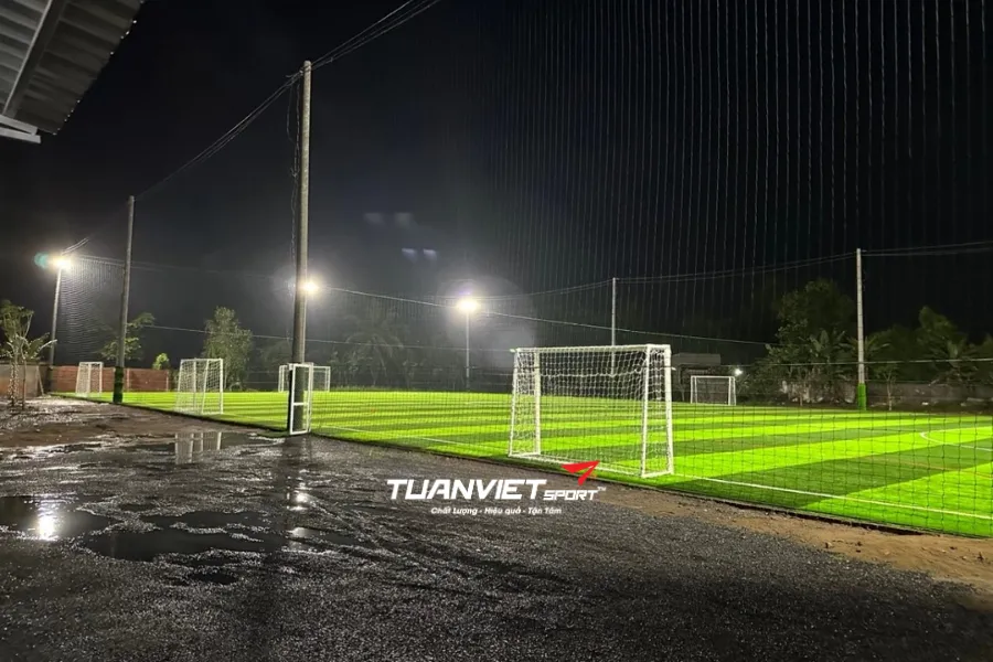 S&acirc;n b&oacute;ng đ&aacute; mini Linh Kh&ocirc;i