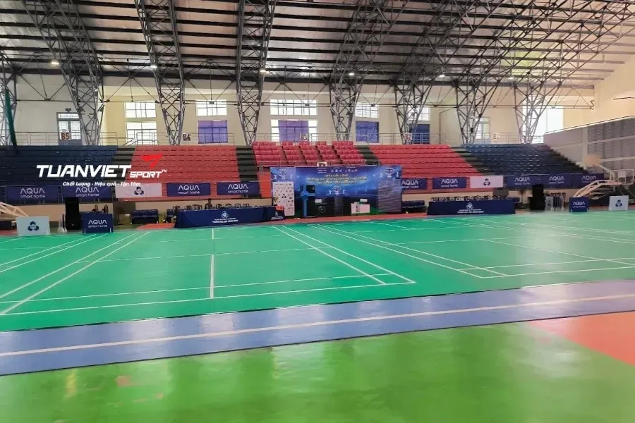 S&acirc;n cầu l&ocirc;ng Nh&agrave; thi đấu Đại Học B&aacute;ch Khoa - S&acirc;n cầu l&ocirc;ng Th&agrave;nh phố Dĩ An