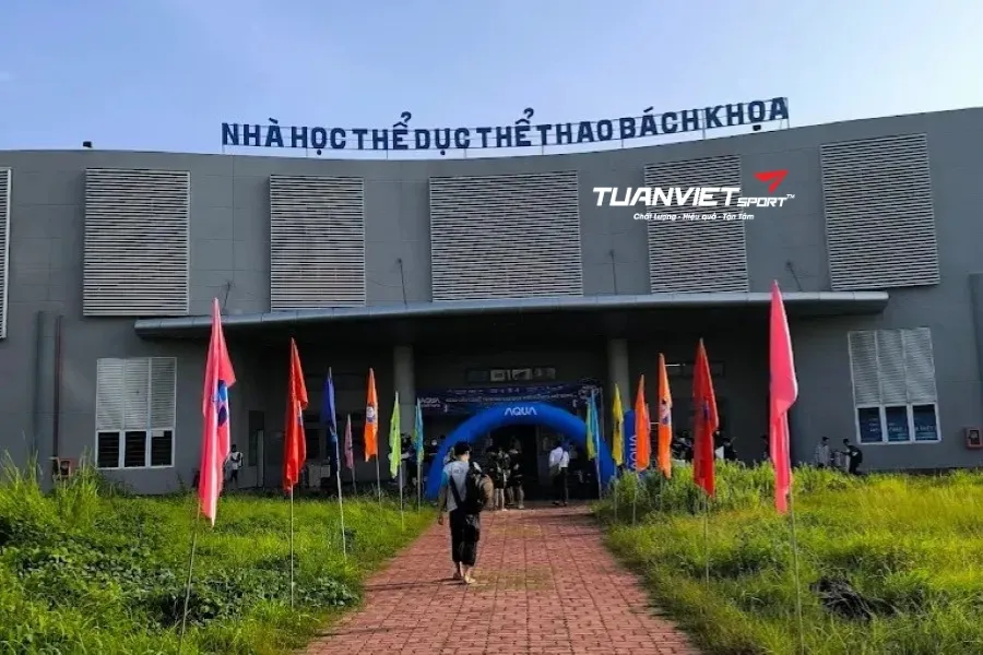 S&acirc;n cầu l&ocirc;ng Nh&agrave; thi đấu Đại Học B&aacute;ch Khoa - S&acirc;n cầu l&ocirc;ng Th&agrave;nh phố Dĩ An