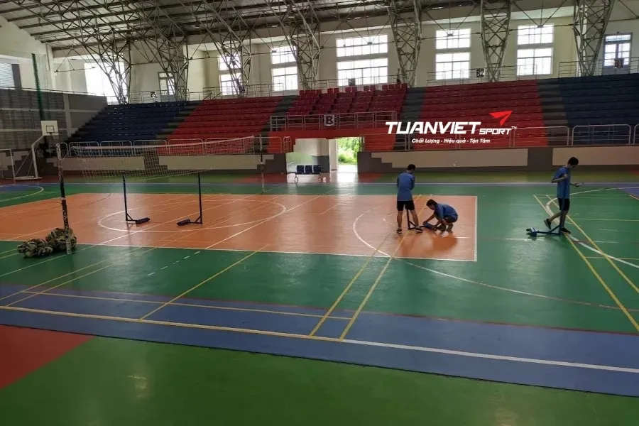 S&acirc;n cầu l&ocirc;ng Nh&agrave; thi đấu Đại Học B&aacute;ch Khoa - S&acirc;n cầu l&ocirc;ng Th&agrave;nh phố Dĩ An
